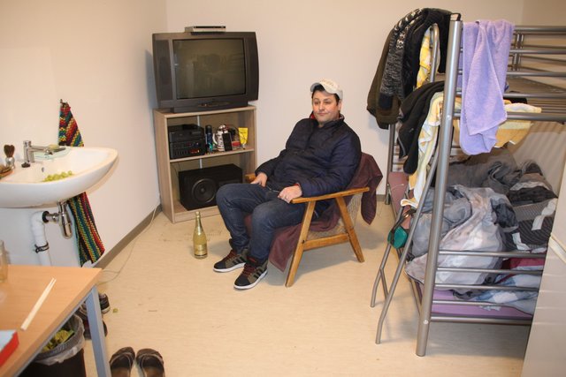 Sessel, TV-Gerät, Stereoanlage und ein Stockbett: André Sacramento ist zufrieden