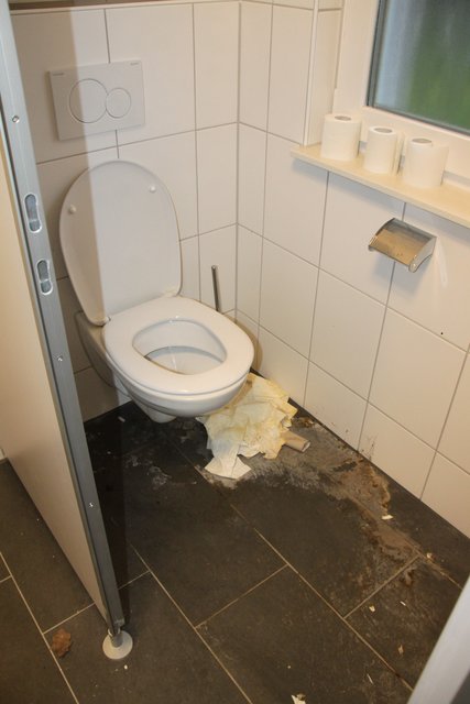 Schon verschmutzt: das Gemeinschafts-WC der Männer