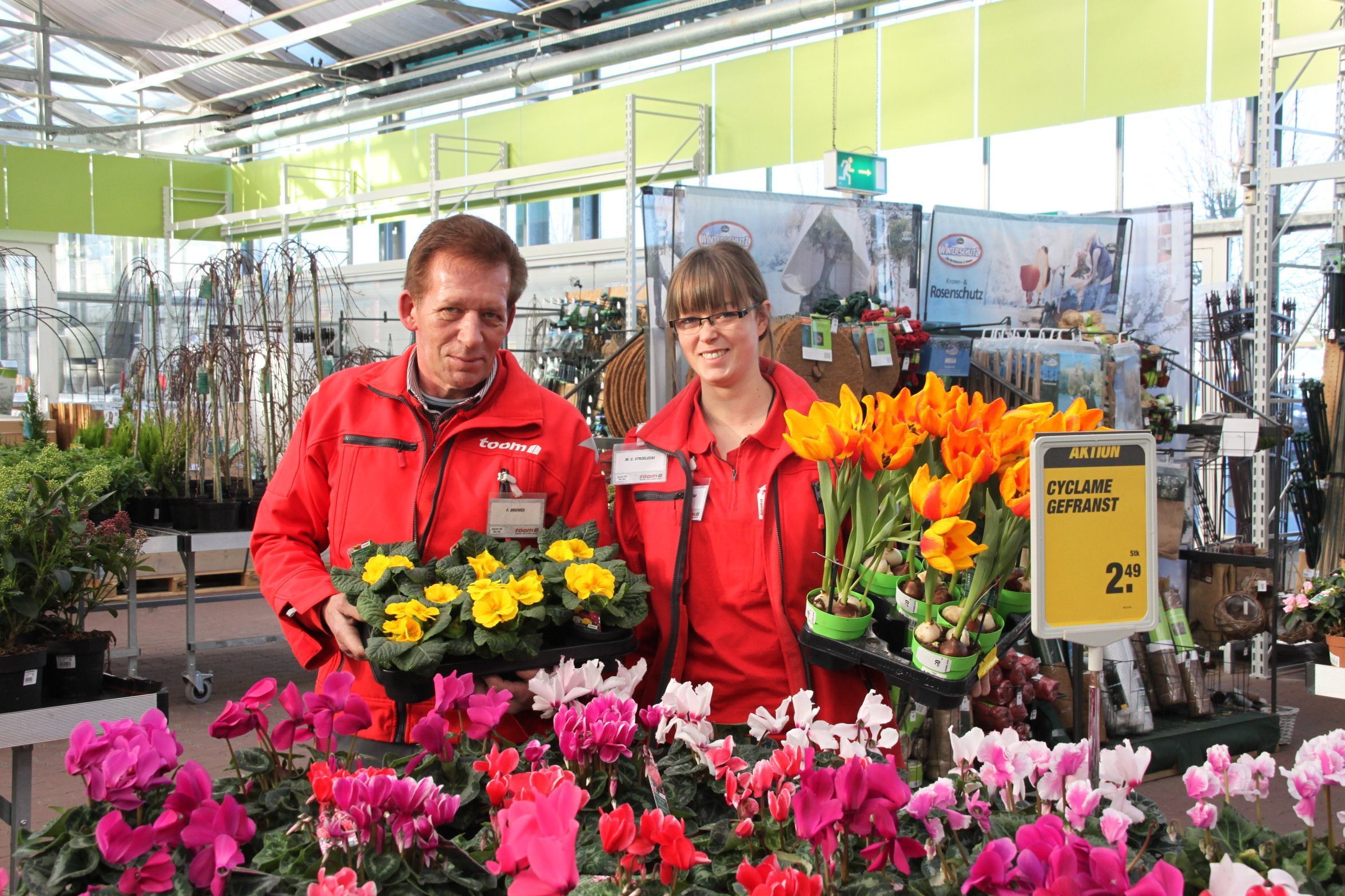 Mit Tulpen und Primeln: die "toom"-Mitarbeiter Frank Drewes und Michéle Strzelecki