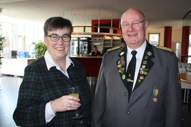 Sprötzes Ortsbürgermeisterin Heidemarie Micheel mit Peter Aldag (Schützenverein Buchholz 01)