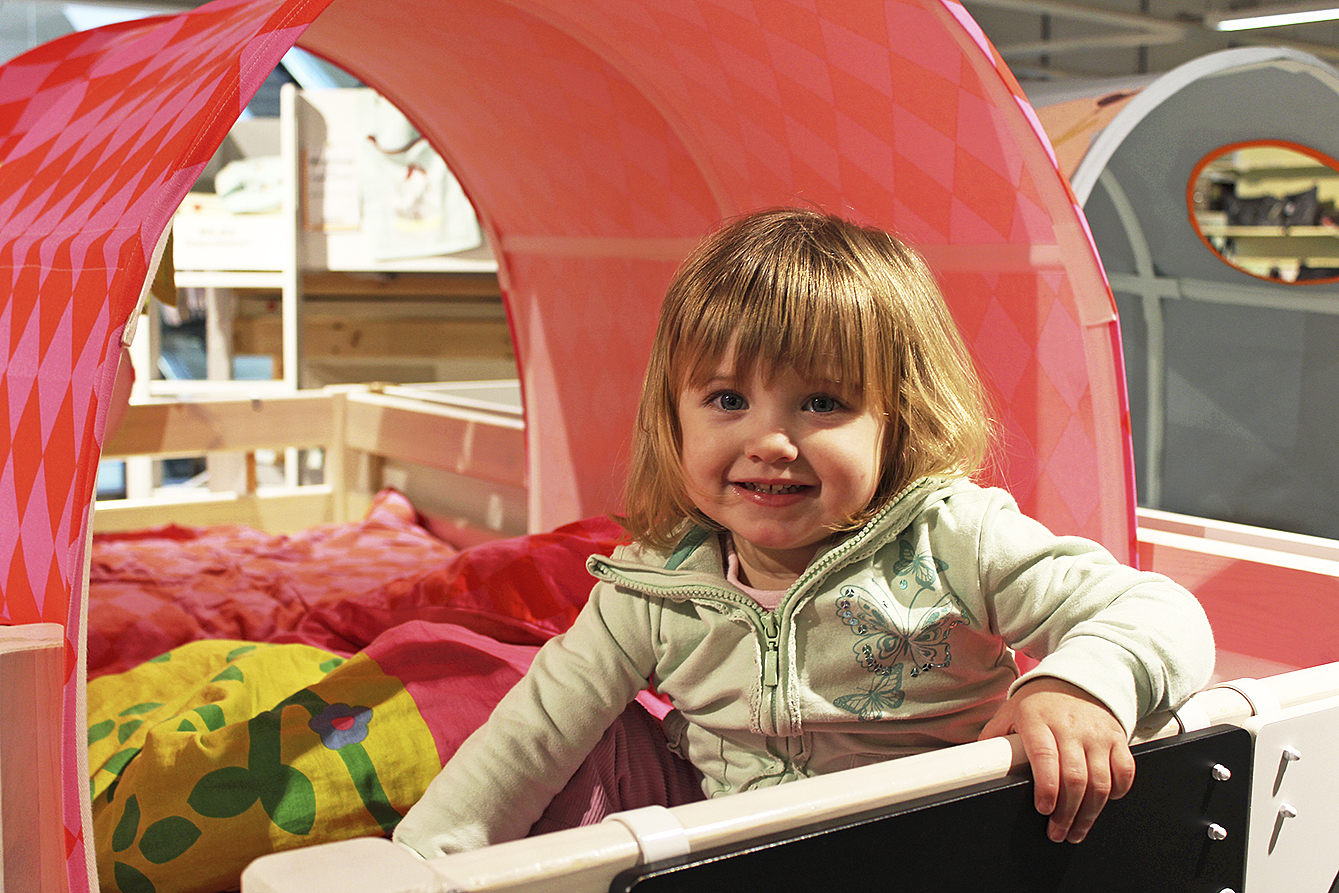 Mara (2) hat ihren Favoriten gefunden, jetzt muss sie nur noch ihre Eltern Yvonne Linke und Patrick Meyer überzeugen: das Bett mit pinkem Dach und Rutsche soll es werden