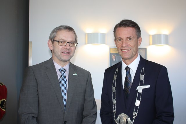 Begrüßten die Gäste: Bürgermeister Jan-Hendrik Röhse (re.) und sein Stellvertreter Frank Piwecki (SPD)