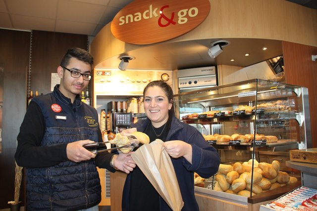 Shmayl Hamran (li.) und Ayla Ersoy im Back-Shop bei Jet