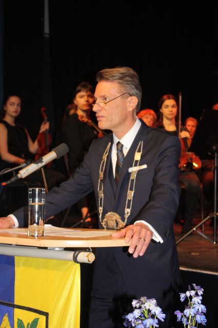 Sprachen Grußworte: Bürgermeister Jan-Hendrik Röhse...