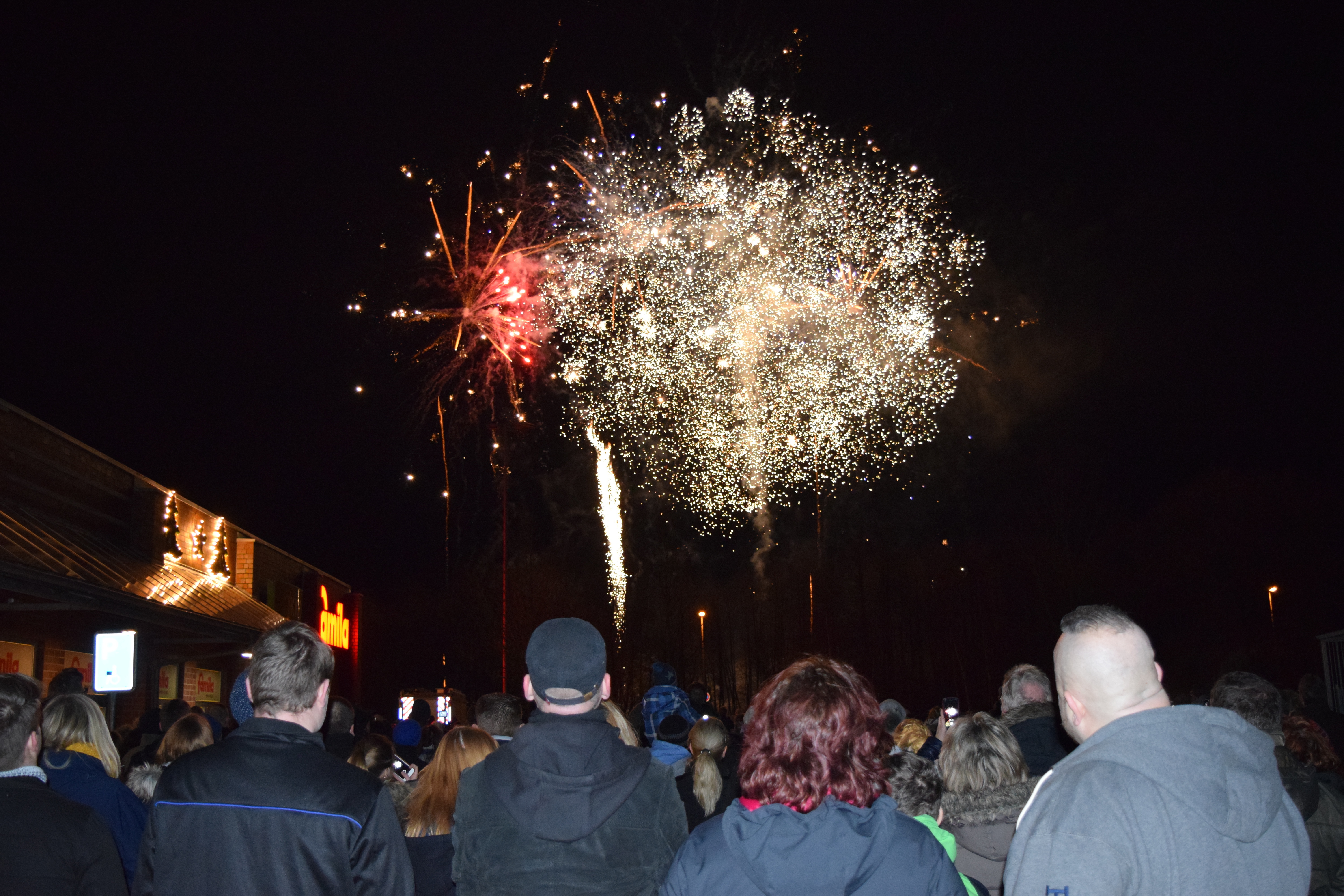 Impressionen: Neujahrs-Feuerwerk Warenhaus Famila