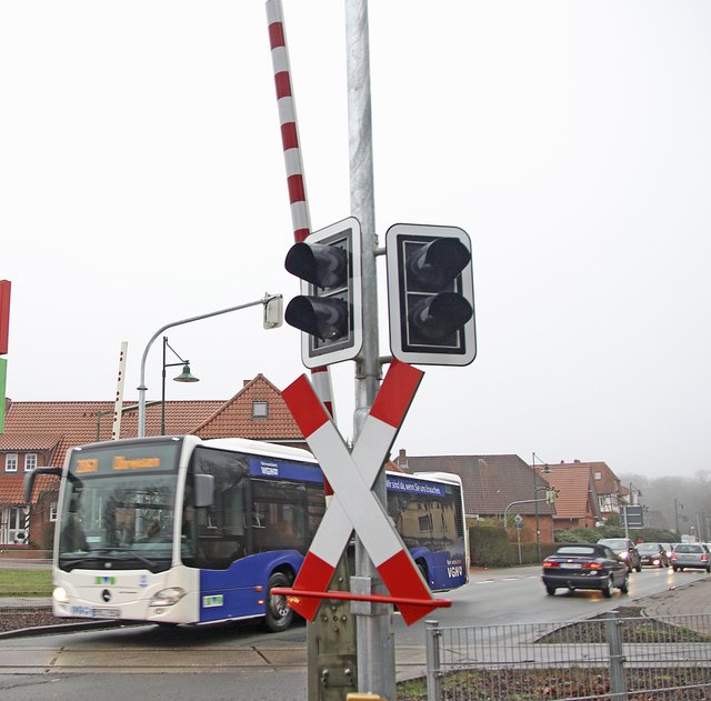 Ein KVG-Bus am Harsefelder Bahnübergang. Dort stockt regelmäßig der Verkehr Foto: jd