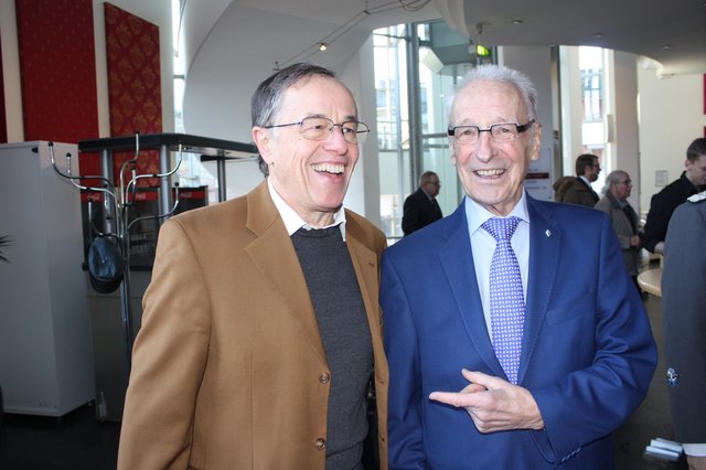 Gute Laune: die Blau-Weiss-Vorstandmitglieder Wilfried Geiger (Ex-Bürgermeister) und Arno Reglitzky