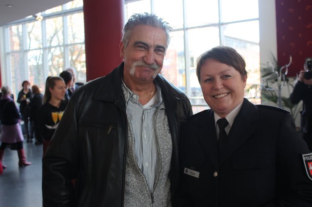 Der ehemalige Kontaktbeamte der Polizei, Markus Kaulbarsch, mit seiner Nachfolgerin Katrin Ragge