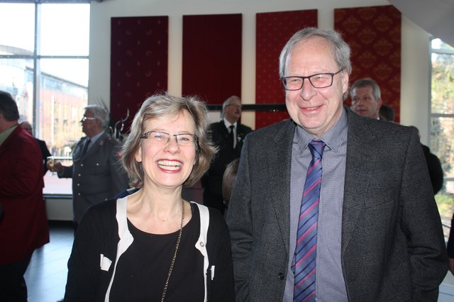 Helena Eischer (Deutsch-Finnische Gesellschaft) und Hans-Ludwig Hennig (Leiter Albert-Einstein-Gymnasium)
