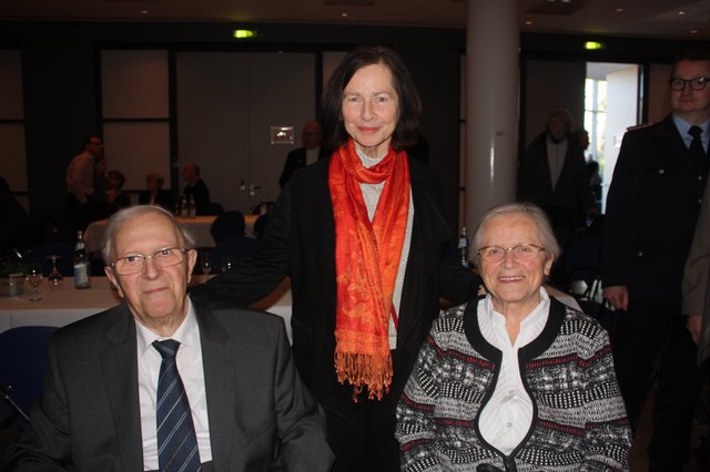 Die Ehrenbürger der Stadt Buchholz, Hans-Heinrich Schmidt (v. li.) und Ute Schui-Eberhart, mit Schmidts Ehefrau Ingrid