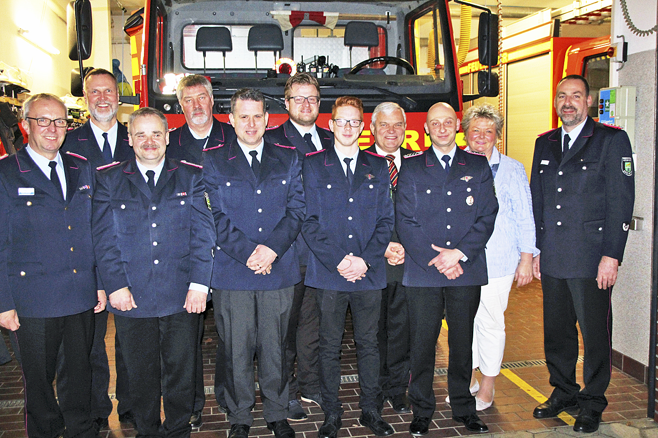 Gratulanten, Geehrte und Beförderte bei der Versammlung der Feuerwehr Ohlendorf