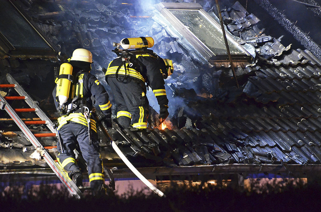 Die Feuerwehrleute gelangten mit der Drehleiter zum Löschen aufs Dach
