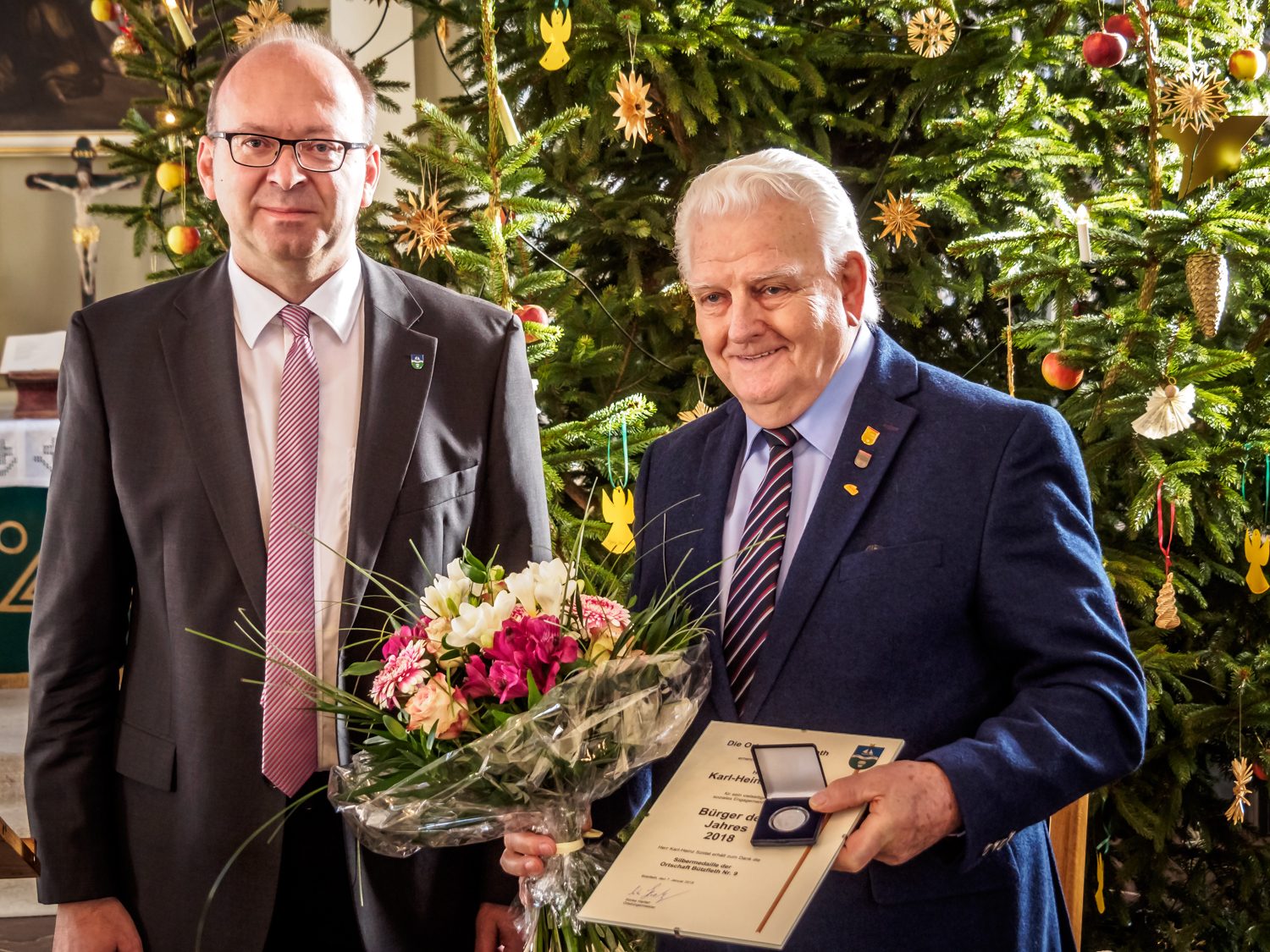 Karl-Heinz Szidat (re.) mit Ortsbürgermeister Sönke Hartlef