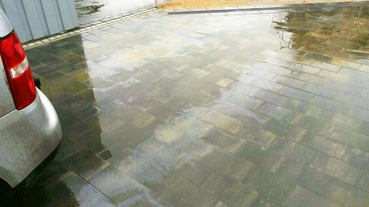 Ölschlieren auf einer Privatauffahrt