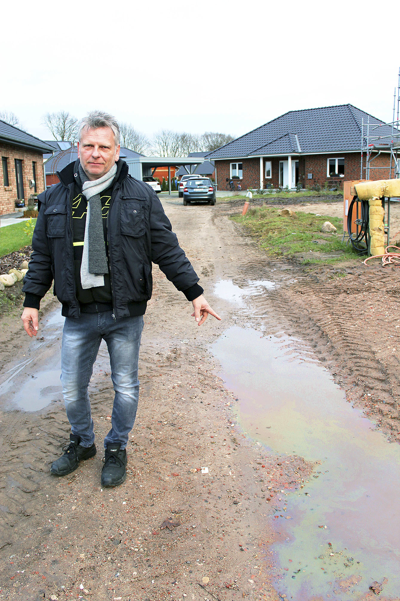 Das Wasser der Pfütze schimmert in Regenbogenfarben: Steffen Timm auf dem mit Öl kontaminierten Weg