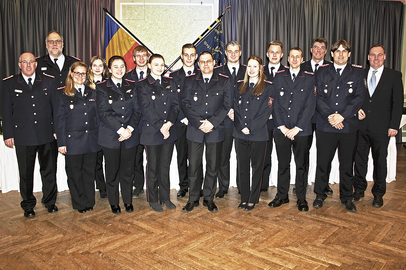 Geehrte, Beförderte und Gratulanten bei der Jahreshauptversammlung der Feuerwehr Winsen