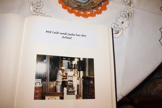 Rolf Oelsen bei seiner Arbeit als Zuckerbäcker | Foto: Oelsen Privatarchiv