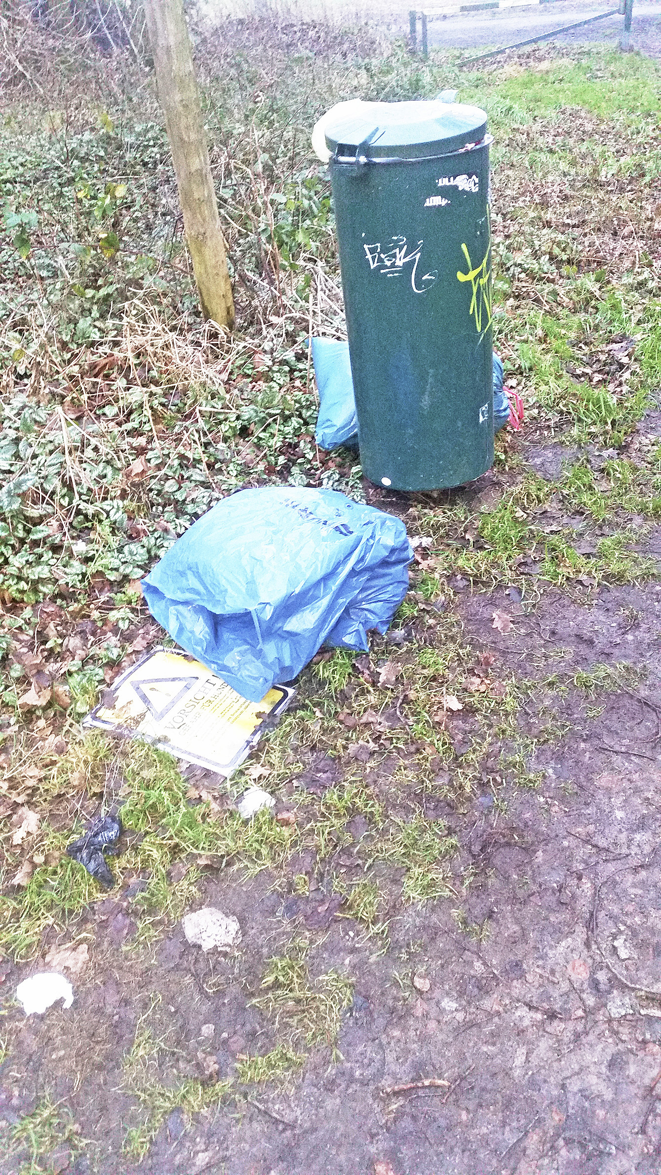 Der Mülleimer ist voll - also wird der Unrat einfach daneben gelegt