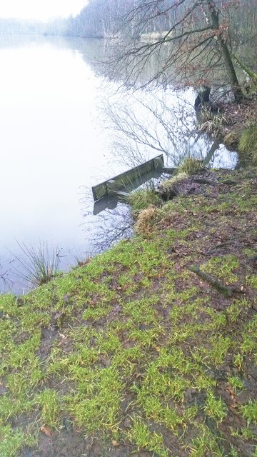 Wochenlang lag diese Bank im Wasser, nun wurde sie entsorgt