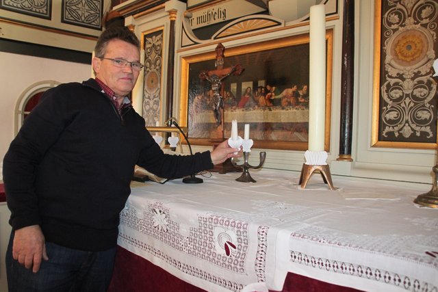 Mit Kerze am Altar: Günther Burwieck