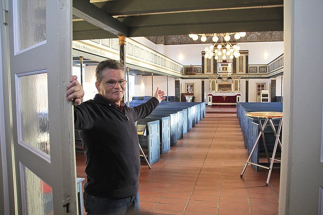 "Heinspaziert": Günther Burwieck öffnet die Kirchentür