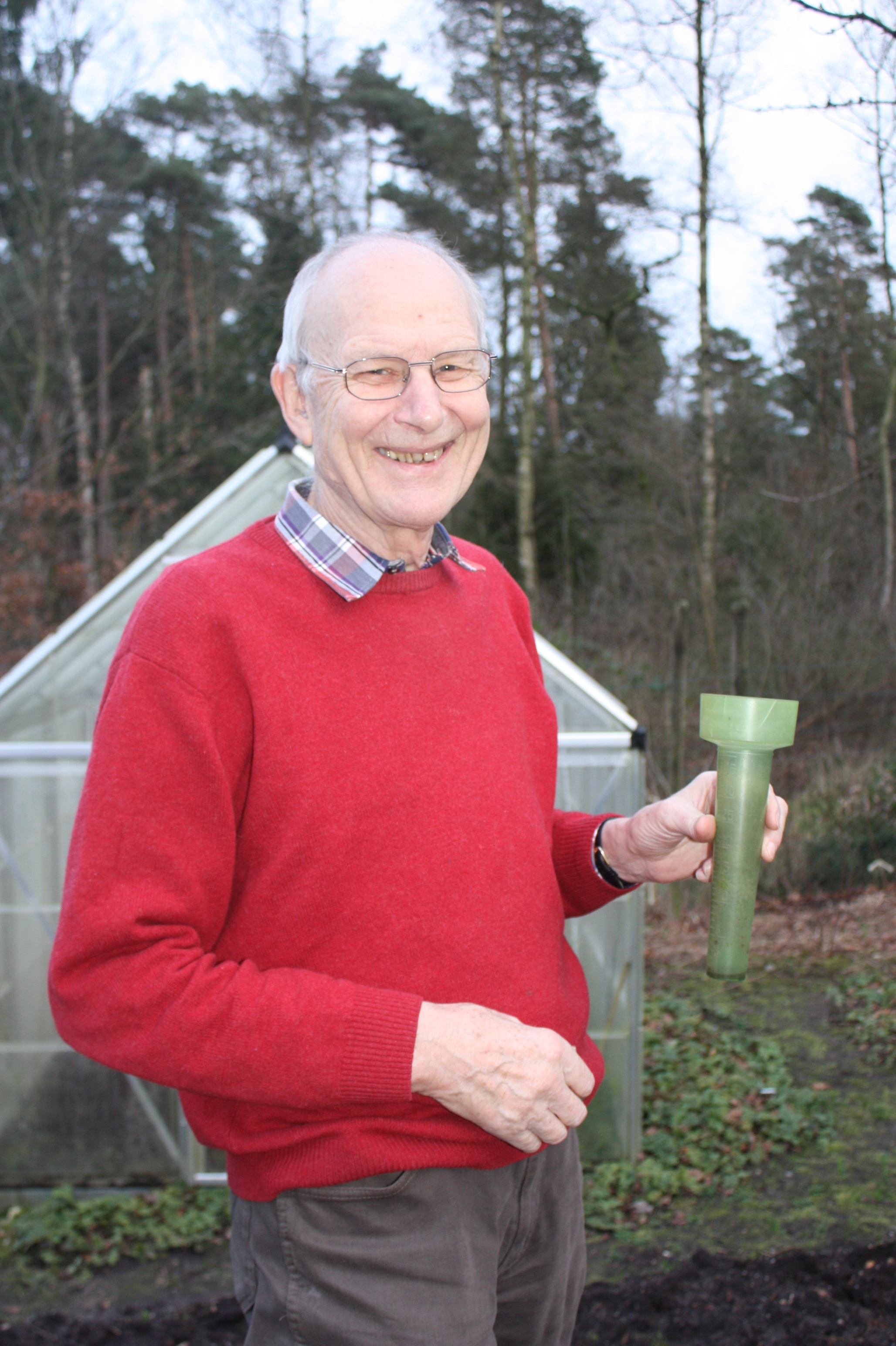 Mit einem handelsüblichen Regenmesser misst Wilhelm Westermann im heimischen Garten die Niederschlagsmengen