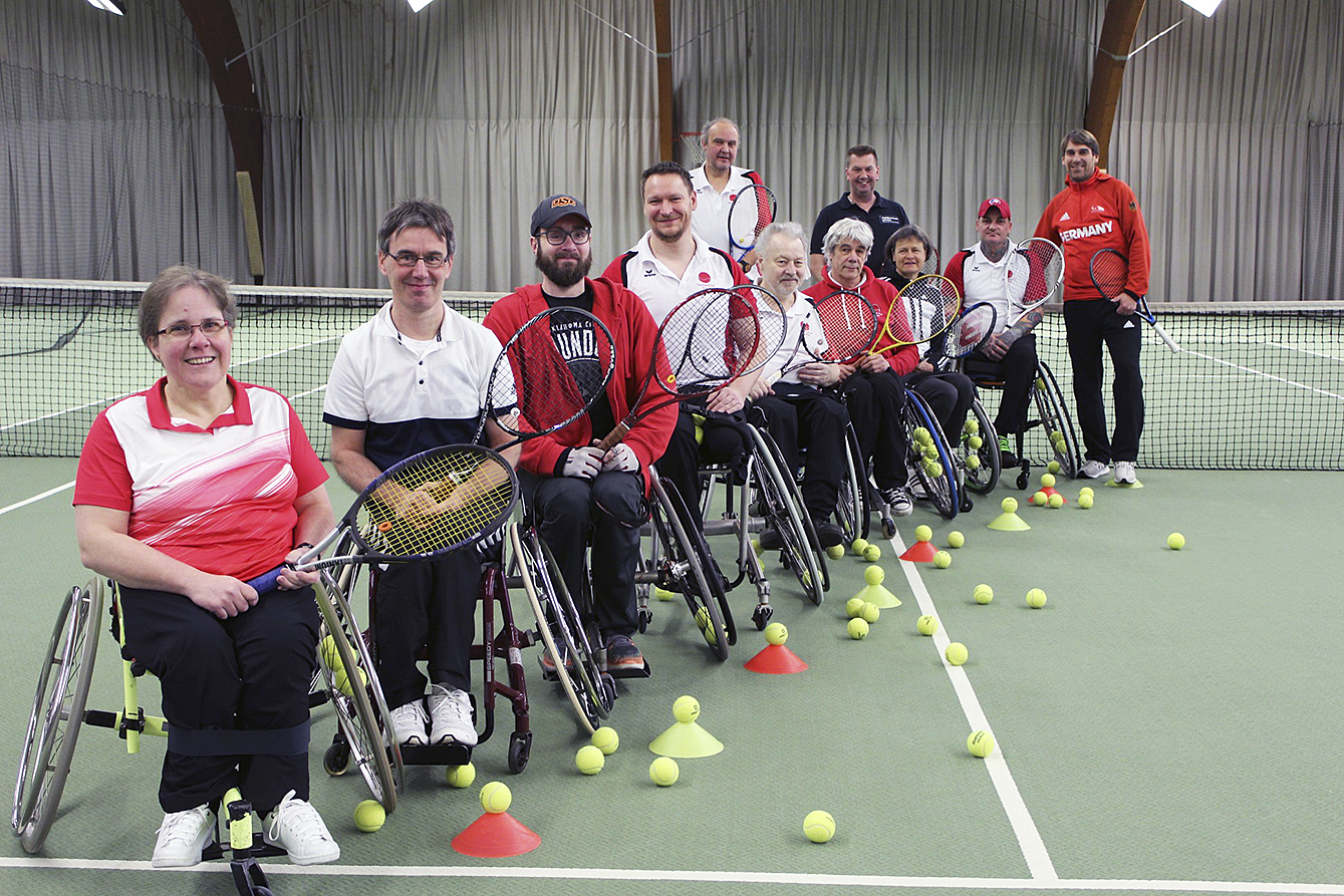 Die Trainingsgruppe des TC Stelle mit Coach Dirk Retzlaff (stehend li.) und Bundestrainer Christoph Müller (re.)