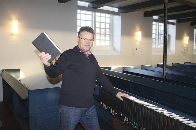 Typischer Küster-Handgriff: Günther Burwieck verteilt Gesangbücher
