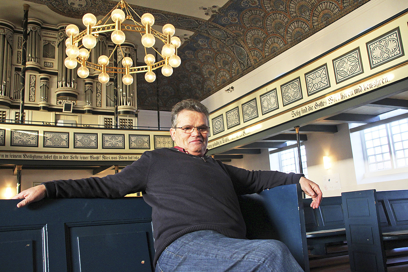 Küster Günther Burwieck in der Freiburger Kirche