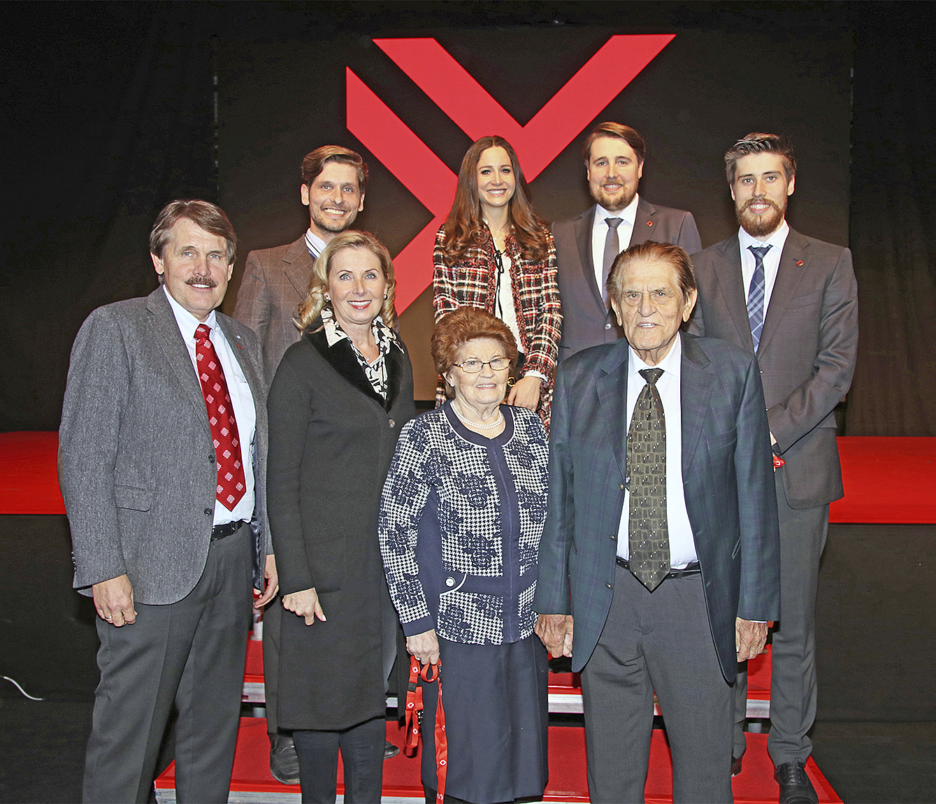 Drei Generationen Viebrock: Firmengründer Gustav (vorne re.) mit seiner Ehefrau Elfriede sowie Sohn Andreas (li.) mit Ehefrau Annegret, dahinter Lars, Dirk mit Ehefrau Andrina sowie Jan (v. re.)