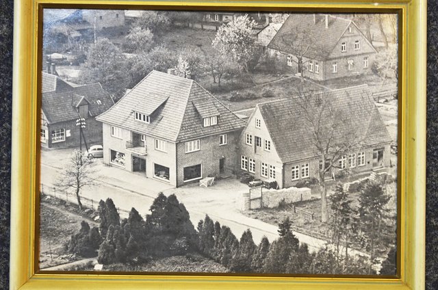 An der Jesteburger Brückenstraße 25 fing das Unternehmen an. Im rechten Gebäudeteil befand sich die Werkstatt | Foto: Archiv
