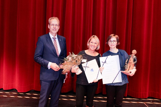 IHK-Präsident Thomas Windgassen mit den ausgezeichneten Lehrerinnen Susanne Frank (Lilienthal, Mi.) und Andrea Helmers vom Stader Athenaeum