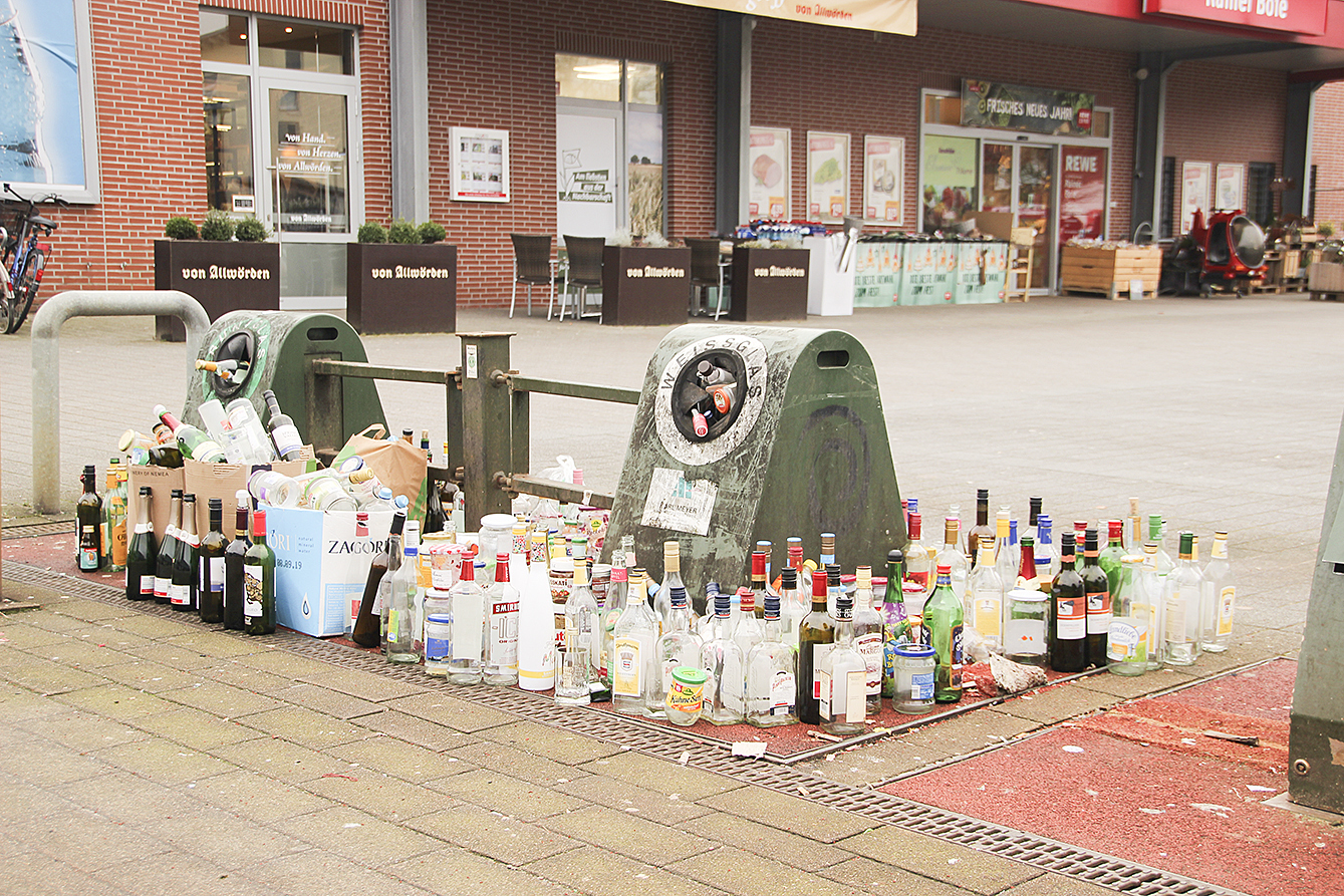Mal wieder randvoll: der Altglas-Unterflurcontainer in Harsefeld