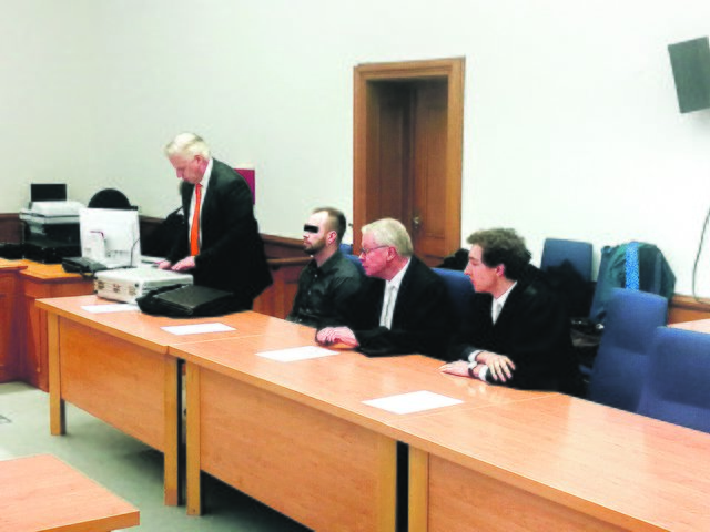 Der Angeklagte (2. v. li.) mit seinen Verteidigern (weiter v. li.) Andreas Harms, Dr. Gerhard Strate und Johannes Rauwald kurz vor der Urteilsverkündung im Berufungsverfahren