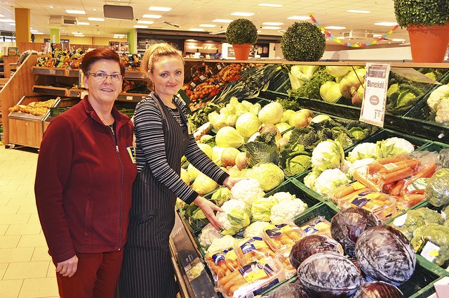 Frische und regionales Saisongemüse zeichnen das Angebot aus, das Petra Hermenau (li.) und Luba Luft präsentieren