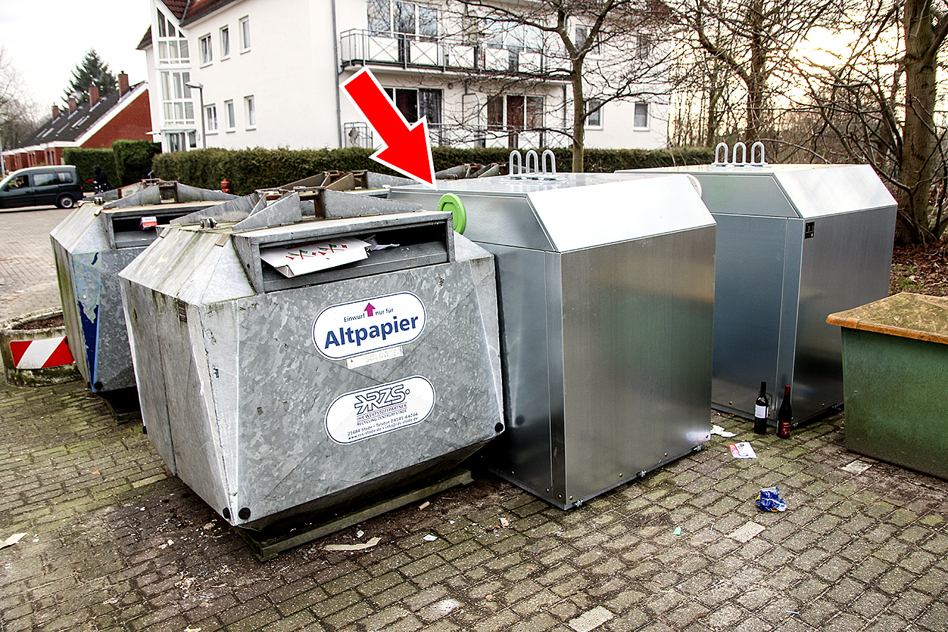 Die Mitarbeiter des neuen Entsorgers Optisys müssen hier noch üben: Vielleicht ist der Altglas-Container aber auch bewusst so platziert, damit darin möglichst wenige Flaschen landenFoto: jd