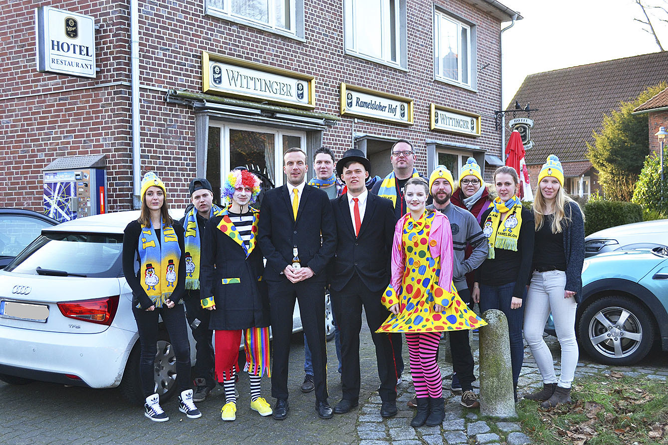 Mitglieder des Faslamsclubs Ramelsloh mit Clowns und den Eltern, Mudder André Uterhardt (4. v. li.) und Vadder Dean Greve (re. daneben), vor dem "Ramelsloher Hof"