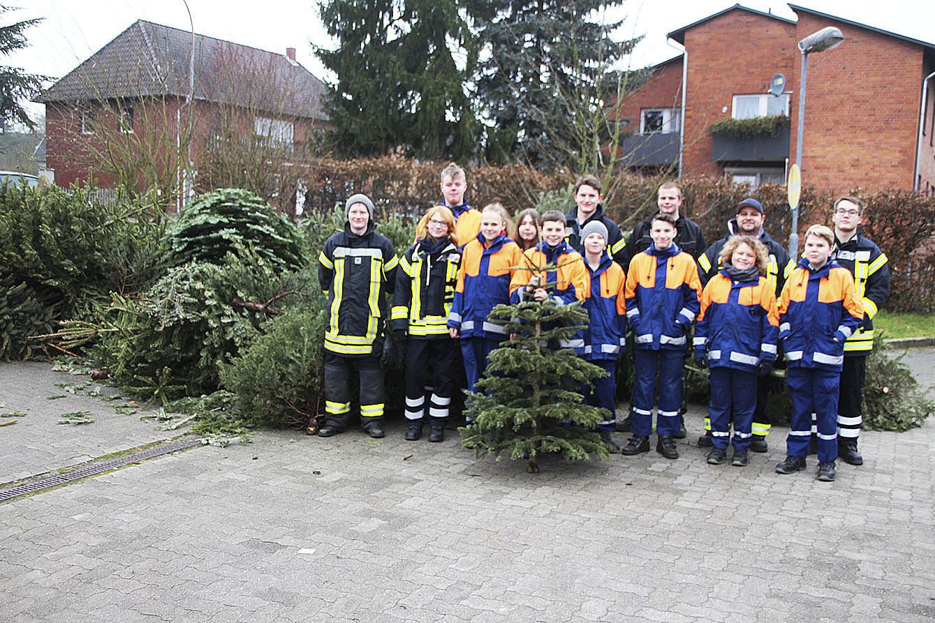 Überall im Landkreis Harburg - wie hier die Jugendfeuerwehr Stelle - sammelten die Jugendfeuerwehren ausgediente Weihnachtsbäume ein