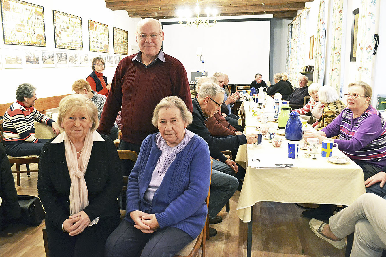 Klaus Rose mit den beiden Zeitzeuginnen Christa Fittschen (li.) und Gertrud Kallus