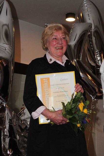 Annelene Rosenberg mit ihrem Zertifikat