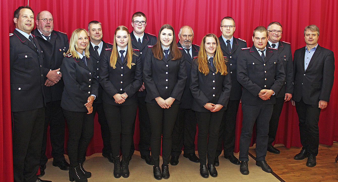 Samtgemeinde-Bürgermeister Dr. Peter Dörsam (re.) mit Geehrten und Beförderten der Feuerwehr Wistedt (v. li.):
Florian Rosenow, Rainer Bassen, Chantal Mildenberger, Sven Bauer, Kira Fehling, Joshua Stockhausen, Michèle Bauer, Karl-Heinz Hebenstreit, Merle Baden, Bernd Busse, Justin Wolf und Frank Stockhausen