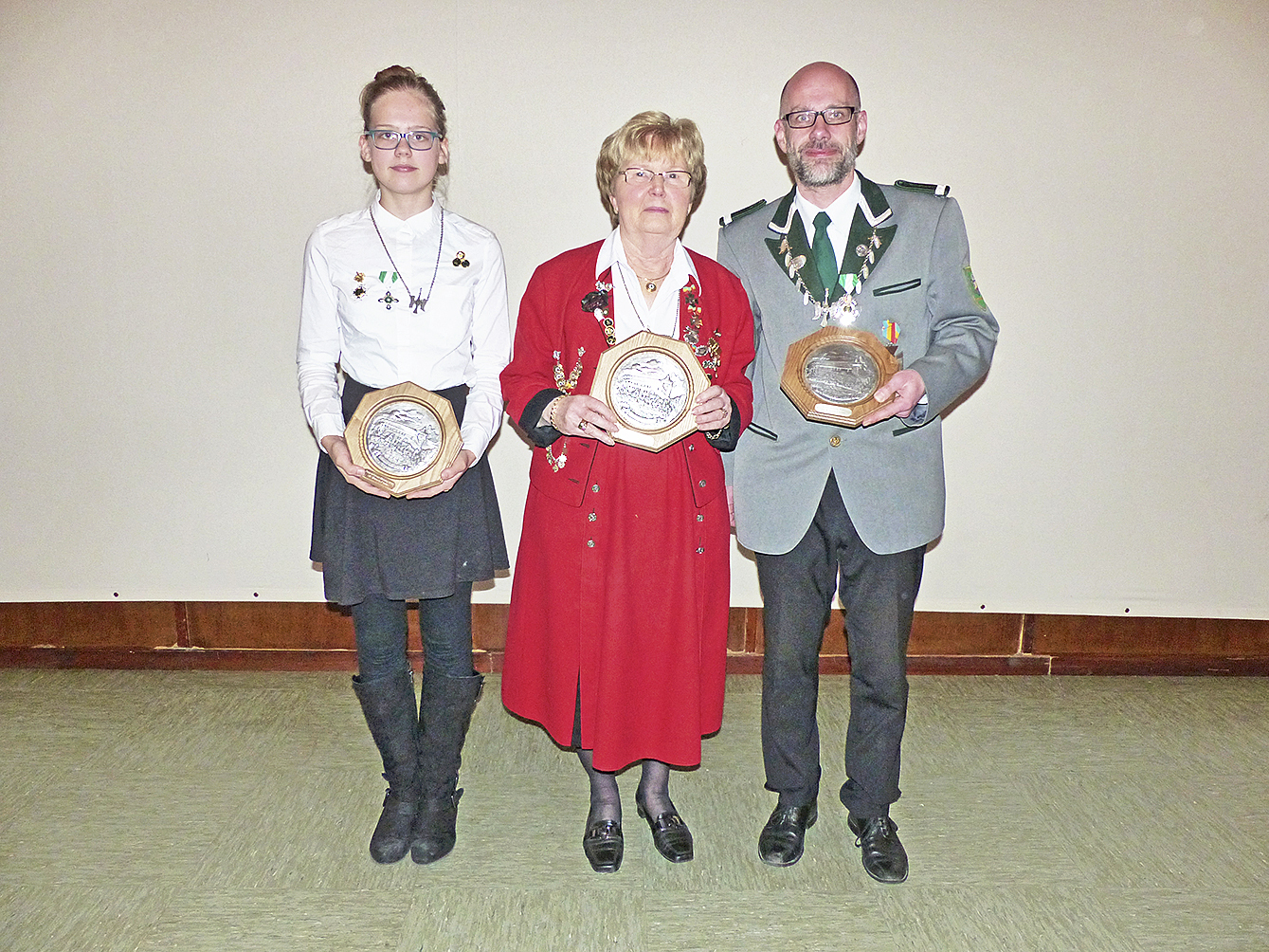 Die neuen Vogelmajestäten (v. li.): Lea Chlupka (Jugend), Annegrit Oppermann (Damen) und Ralf Steinke (Schützen)