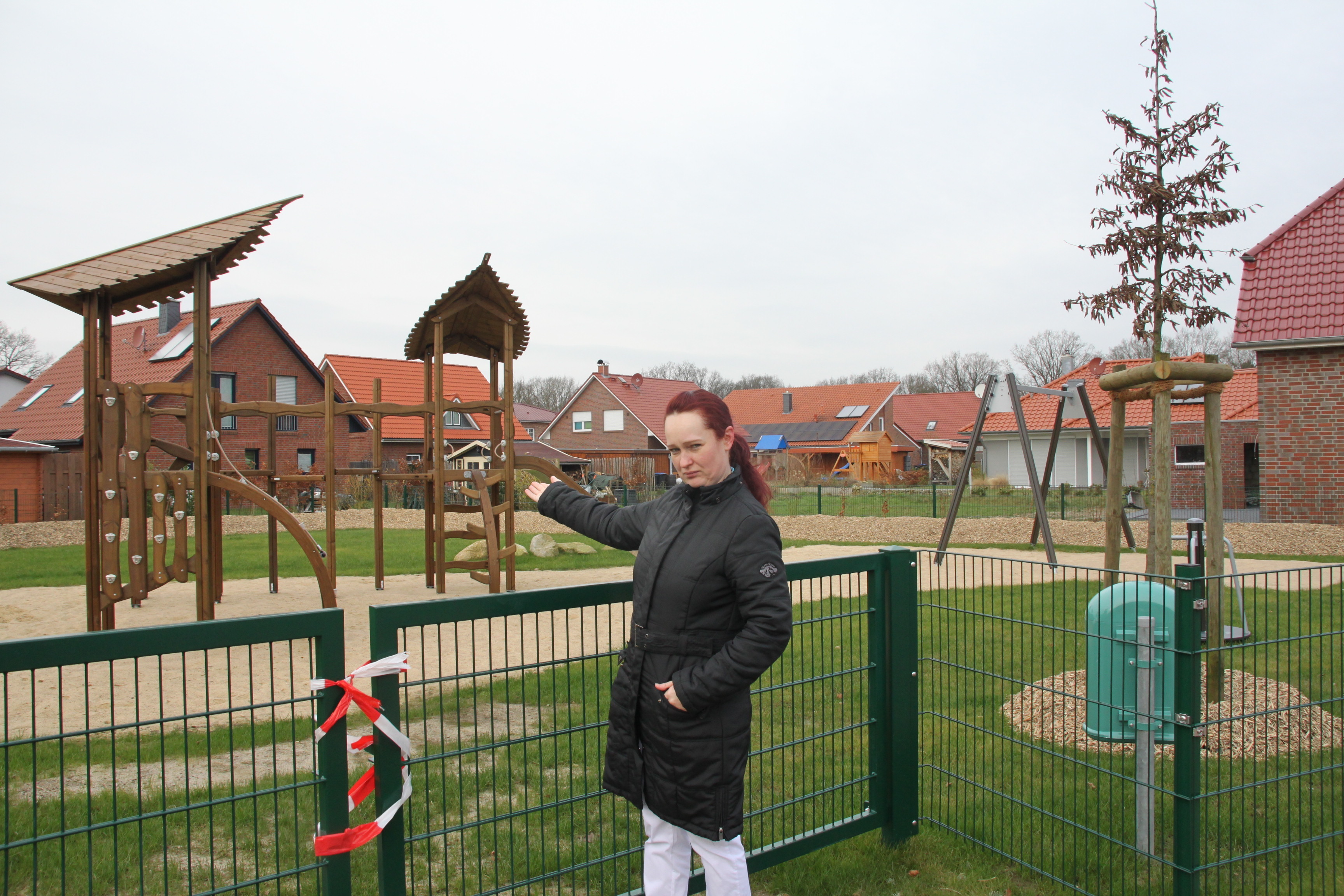 Anna Brese vor dem abesperrten Spielplatz in Riensförde