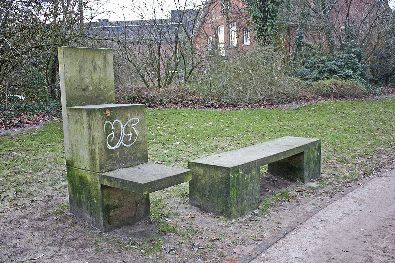 Das Kunstwerk aus Sandstein im Rathauspark
bietet einen traurigen Anblick