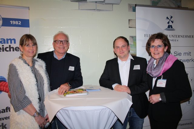 Die Vorstandsmitglieder des Mittelstands- und Gewerbevereins  Meckelfeld, Peter Arning (li.) mit seiner Frau Heike und Marc Krüger, sowie Silke Lührs vom Präventionsrat Seevetal