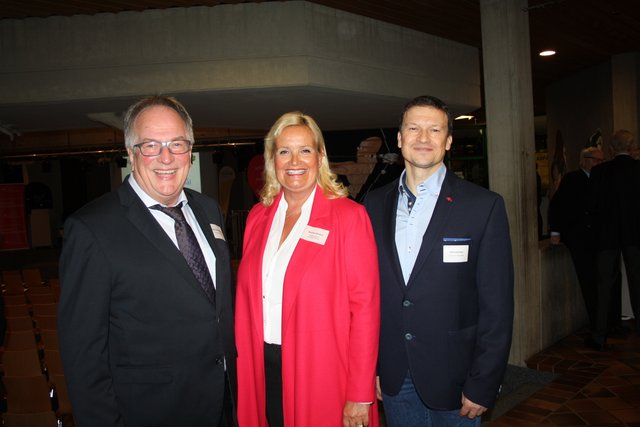 Martina Oertzen dankte Schulleiter Hans-Christian Höhne (li.) und seinem Stellvertreter Olaf Lakämper für die Gastfreundschaft im Gymnasium Meckelfeld