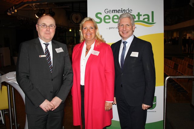 Bodo Ihlenburg, Direktor Marktbereich Immobilien bei der Sparkasse Harburg-Buxtehude (li.) mit Bürgermeisterin Martina Oertzen und Landrat Rainer Rempe