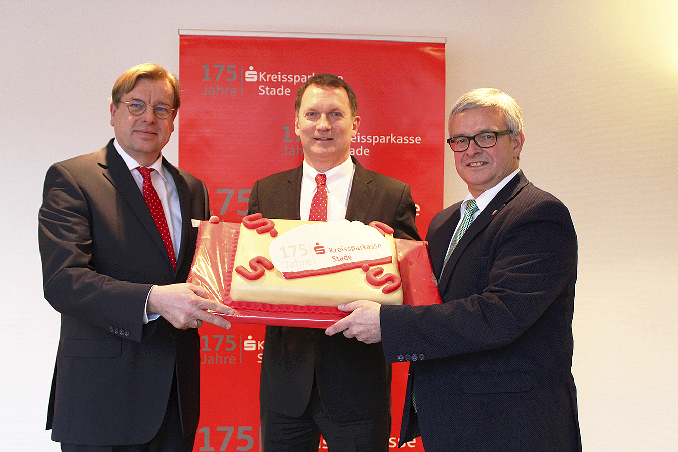 Mit Jubiläumstorte (v.li.): Vorstandsvertreter Axel Ahrens, Vorstandsvorsitzender Ralf Achim Rotsch und Landrat Michael Roesberg