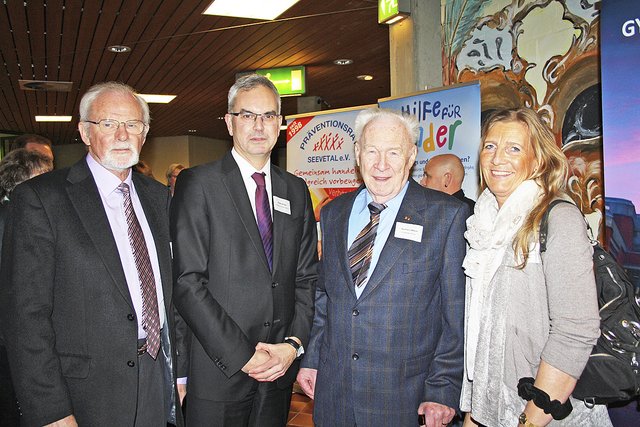 CDU-Ratsherr Norbert Fraederich (v. li.), Dieter Wirges (Filialleiter der Volksbank Lüneburger Heide in Hittfeld) und Sybille Kahnenbley (CDU-Gemeindeverbandsvorsitzende) mit Seevetals Ehrenbürger Hermann Maack