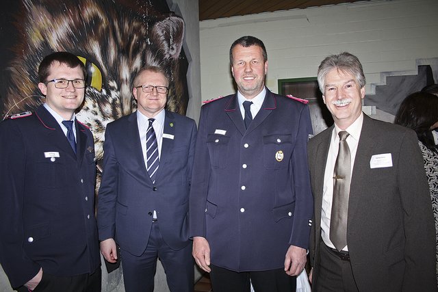 Gute Stimmung bei Feuerwehr-Gemeindeschriftführer Timo Klask (v. li.),  Mike Wille von der Gemeindeverwaltung, Andreas Brauel, stv. Gemeindebrandmeister und Detlev Dose, Vors. des Beckedorfer Industrie- und Gewerbevereins Seevetal